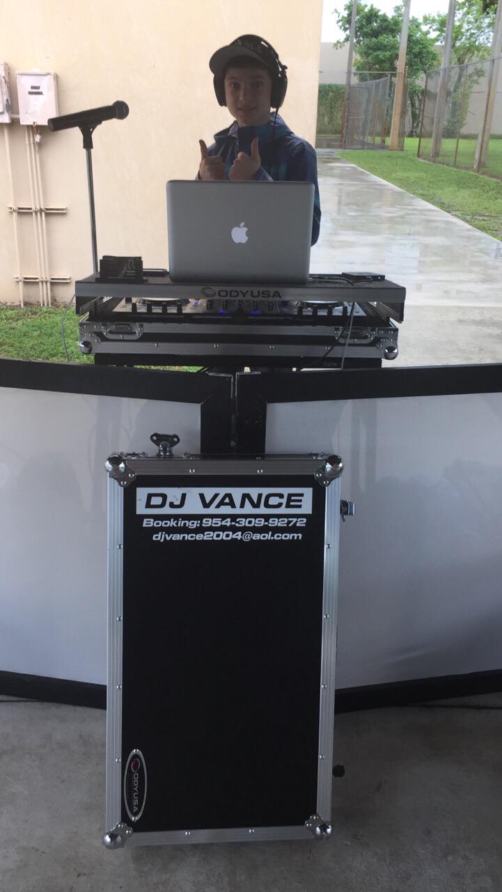 Vance Algeria performing