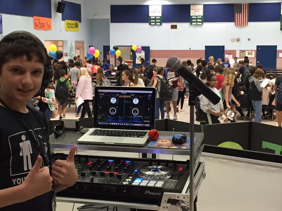 Vance Algeria performing